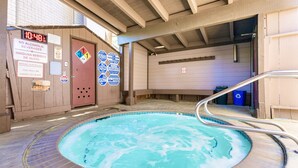 A hot tub area with a sign indicating no alcohol beverages after 10:48 PM. - Cozy/Relaxing Retreat in the 💖 of Mammoth, near 🏔⛷❄️🏌️🏊‍♀️🌊 (Mammoth Lakes)