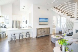 Smart TV, fireplace
