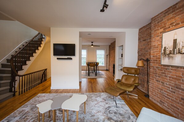 TV, stereo, offices, computer monitors - Upper Maisonette, Court Street (New Haven)
