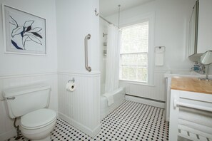 Dusj, hårføner og håndklær