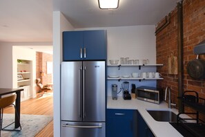 Fridge, microwave, oven, stovetop - Upper Maisonette, Court Street (New Haven)