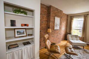 Interior - Upper Maisonette, Court Street (New Haven)