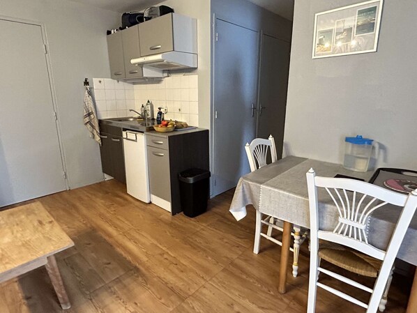 Kylskåp och grytor/köksredskap