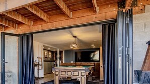 Un intérieur en bois avec une table de billard et l’équipement nécessaire pour jouer au billard.