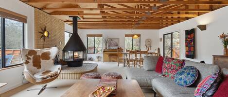 Smart-tv, een open haard en een printer