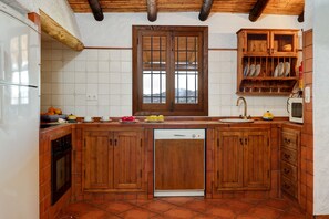 Een koelkast, een microgolfoven, een oven, een vaatwasser