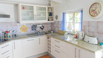 Réfrigérateur, micro-ondes, four, grille-pain