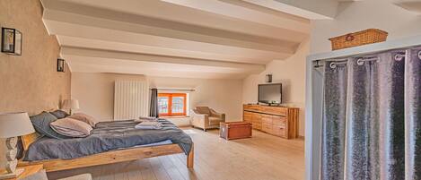 8 bedrooms, travel cot, free WiFi, bed sheets