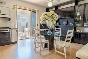 Kylskåp, ugn, spishäll och vattenkokare