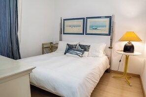 2 Schlafzimmer, Schreibtisch, Bügeleisen/Bügelbrett, Reisekinderbett