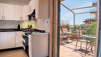 Fridge, oven, stovetop, electric kettle