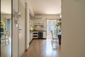 Refrigerador, horno, parrilla de estufa y tetera eléctrica