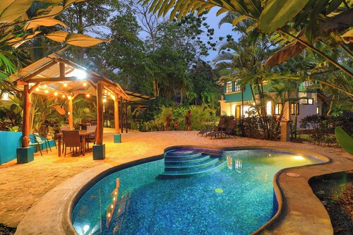 Casa Pura Vida: 3BR Creekside Home in Central Manuel Antonio w/lots of Wildlife!