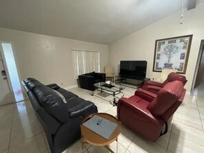 Smart TV - Cozy 2-bedroom house with Pool (Cape Coral)