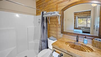 Dobbeltrom, eget bad (4 - Alpha Den) | Bad | Dusj, hårføner, håndklær og såpe