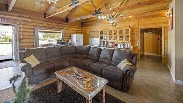 House, Private Bathroom (Full) | Lounge