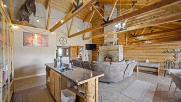 House, Private Bathroom (Full) | Shared kitchen | Coffee/tea maker