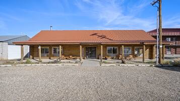 House, Private Bathroom (Full) | Exterior