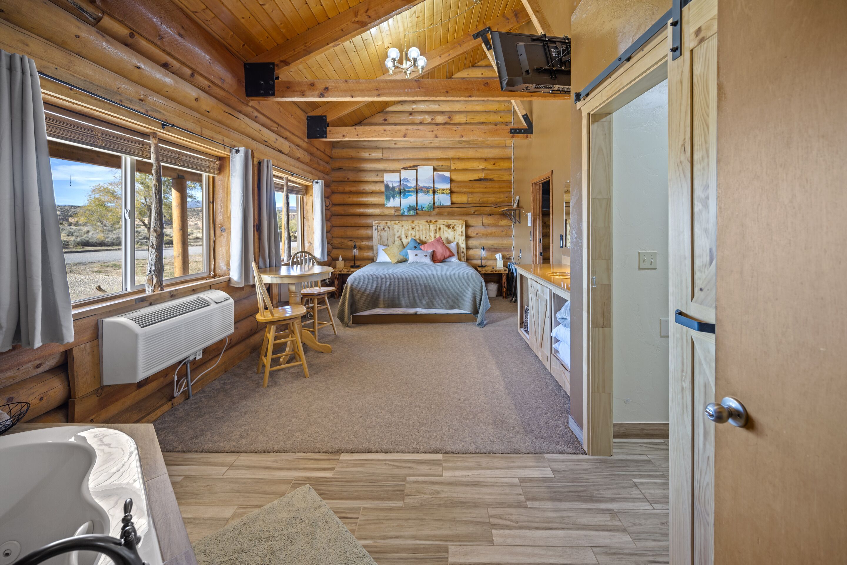 Decoración personalizada y espacio para trabajar con laptop 