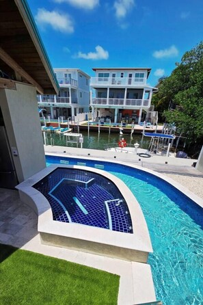 A heated pool - Private Lazy River Pool, 4-bed house, & dock (Marathon)