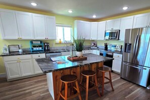 Fridge, microwave, oven, stovetop - Private Lazy River Pool, 4-bed house, & dock (Marathon)