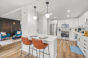 Køleskab, mikrobølgeovn, ovn, kogeplade