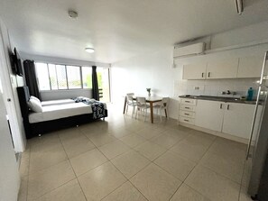 Apartament estàndard, 2 dormitoris | Sala d'estar | Televisor intel·ligent de 40 polzades amb canals digitals 