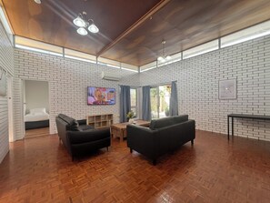 Villa | Woonruimte | Een 40-inch smart-tv met digitale zenders