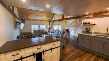 Exclusive Apartment | Living area | 42-inch Smart TV with digital channels, Netflix, Hulu