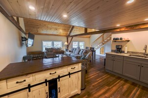 独特公寓 | 起居区 | 42-英寸智能电视（配备数码频道）、Netflix、Hulu