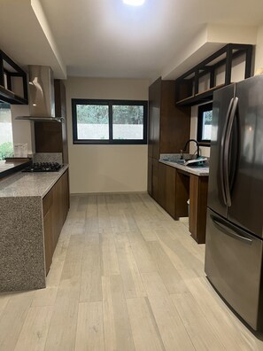 Mikrowelle, Herdplatte, Geschirrspüler