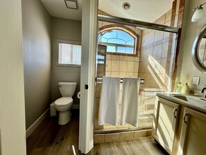 Shower, towels, soap, shampoo - Gateway•3BR •Pool• Family•Fall •Las Vegas (North Las Vegas)