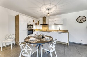 Een koelkast, een magnetron, een oven, een vaatwasser