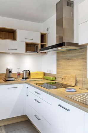 Een koelkast, een magnetron, een oven, een vaatwasser