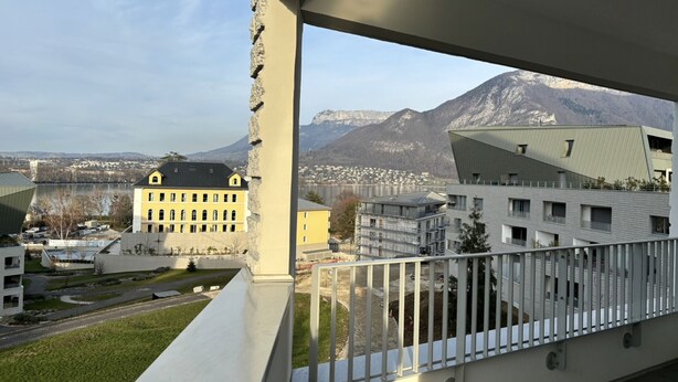 A balcony with a view of a mountain and a river. - View Point Impérial Lake 4* - OG IMMO (Annecy)