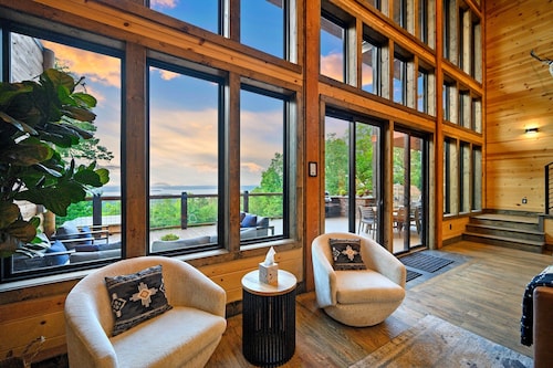 Wonderstruck Luxury Cabin-#1LakeViews-5Ksqft-HiketoRiver-HotTub-Playset-Gameroom