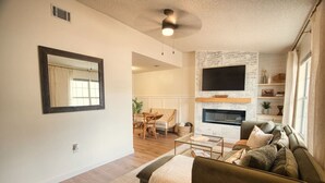 TV, fireplace - Southern Travel - Charming 3 BR (Moultrie)
