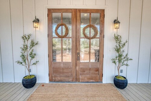 Southern Farmhouse Retreat: 4 Bedroom, 4 Bath w/Master SPA like - Pet Friendly