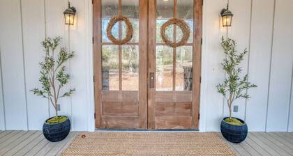 Southern Farmhouse Retreat: 4 Bedroom, 4 Bath w/Master SPA like - Pet Friendly