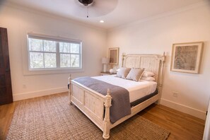 4 bedrooms, desk, iron/ironing board, free WiFi