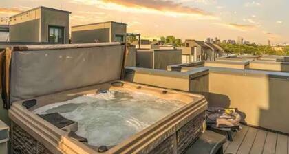 Luxury Townhouse w/Rooftop Hot Tub & Mountain Views