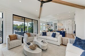 スマートテレビ、暖炉、テレビゲーム、卓球台