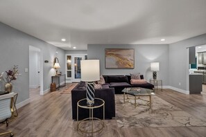 TV - Prime Spot! Elegant 3BR Getaway w/ Spa & Fire Pit (Sedona)