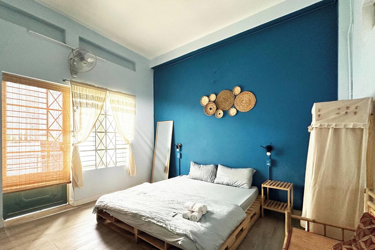 Phòng đôi tiện nghi đơn giản | Bộ đồ giường cao cấp, bàn, khu vực làm việc phù hợp cho laptop