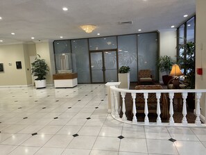 Lobby - Free parking, chocolate covered MACO nuts/waters, F/Kitchen, GYM, AC, WiFi, pool (Honolulu)