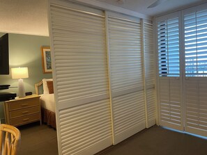 1 bedroom, in-room safe, iron/ironing board, free WiFi - Free parking, chocolate covered MACO nuts/waters, F/Kitchen, GYM, AC, WiFi, pool (Honolulu)