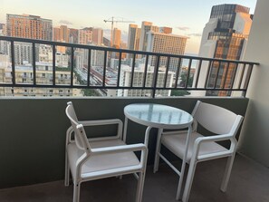 Outdoor dining - Free parking, chocolate covered MACO nuts/waters, F/Kitchen, GYM, AC, WiFi, pool (Honolulu)