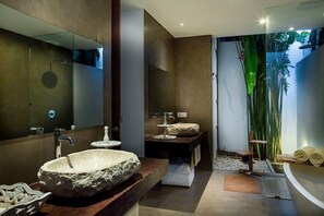 Regadera, amenidades de baño gratuitas, secadora de cabello, toallas 