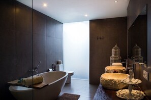 Een douche, gratis toiletartikelen, een haardroger, handdoeken