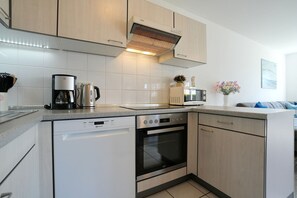 Stovetop, dishwasher, coffee/tea maker, electric kettle